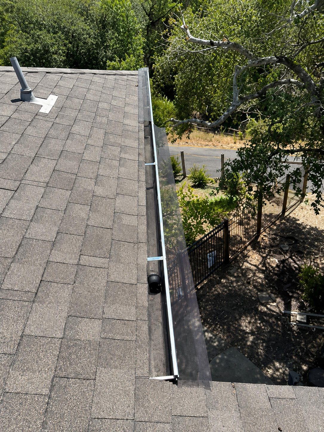 Gutter cleaning and service